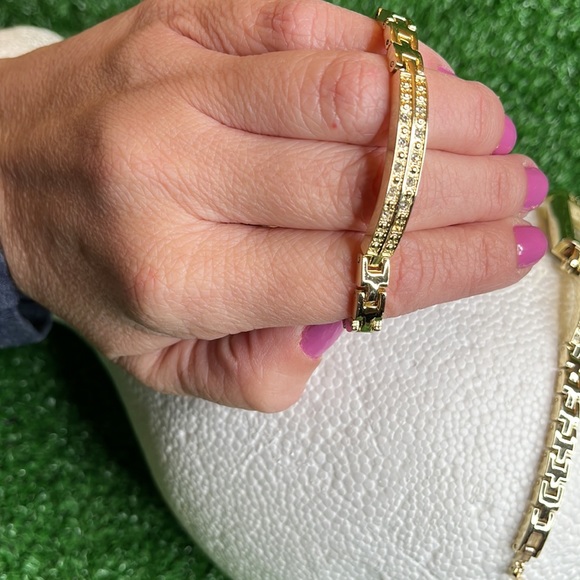 Gold Tone Metal Watch And Bracelet Set ONE SIZE (watch needs battery) - Picture 4 of 7